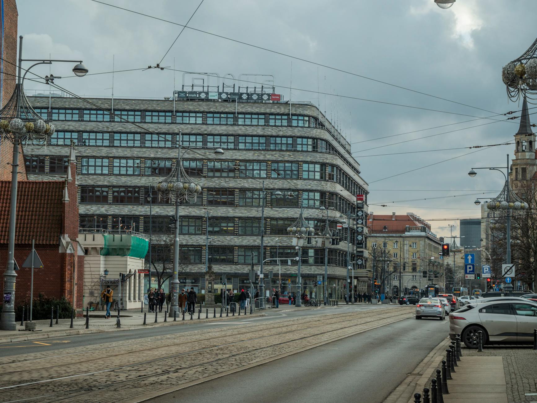Wizualizacja zazielenionego centrum miasta Ostróda z nową infrastrukturą ciepłowniczą w tle.