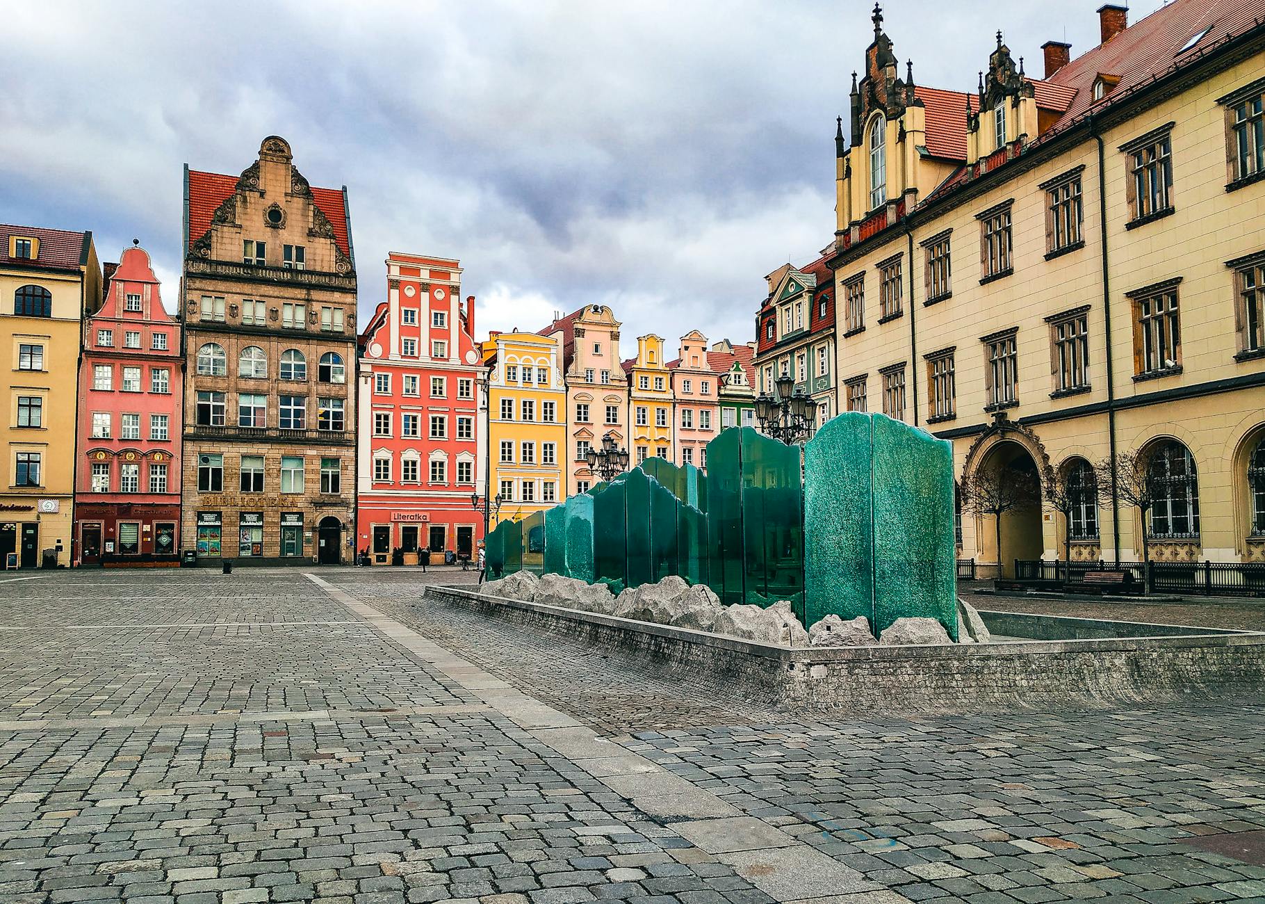 Panorama Ostródy z jeziorem i zamkiem w tle, symbolizująca potencjał regionu.