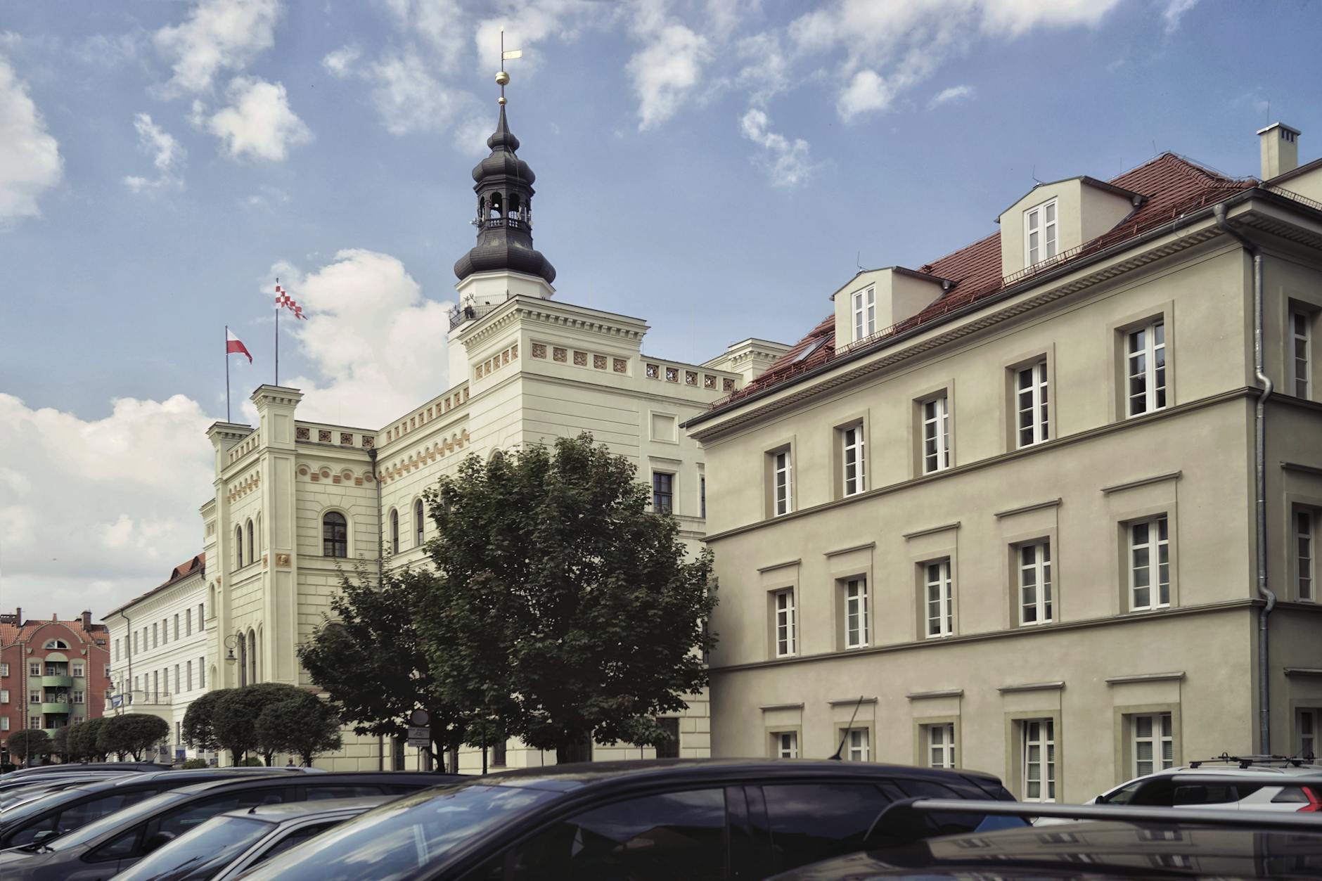 Znak 'Praca' z lokalizacją Ostróda, symbolizujący nowe oferty pracy w powiecie ostródzkim.