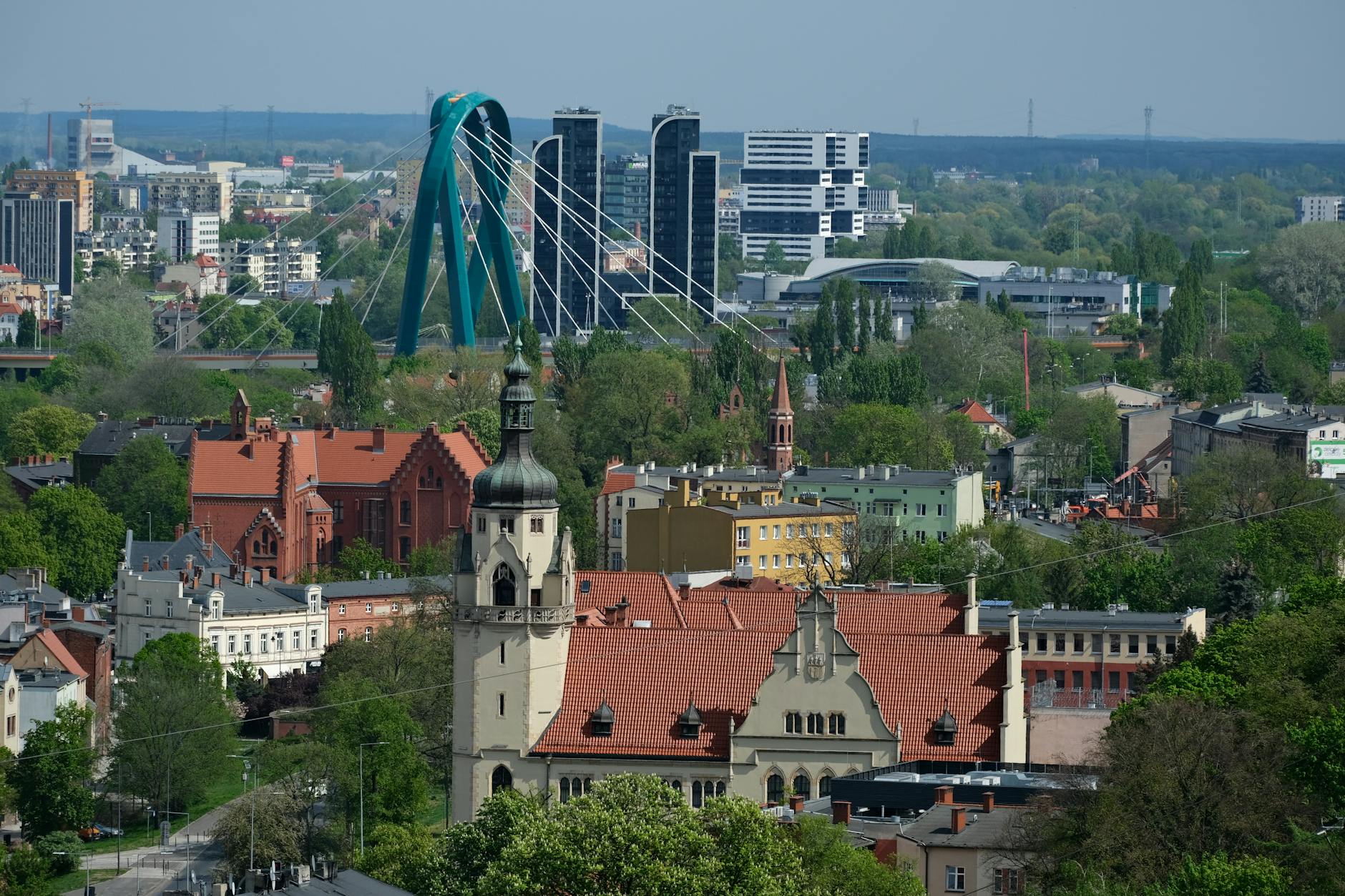 Malowniczy widok na Jezioro Ukiel w Ostródzie z łódkami i zielonymi brzegami.